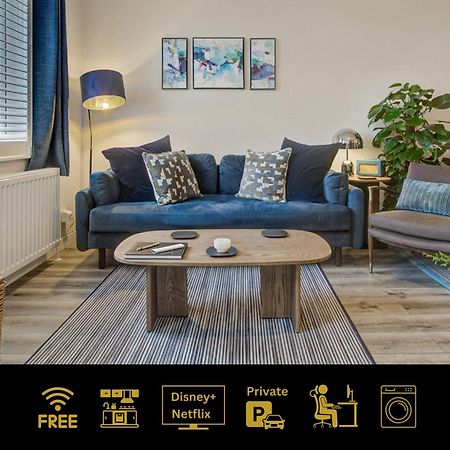 Stylish, Business Traveller Friendly Apartment, With Free Parking And Netflix Farnborough  Exterior photo