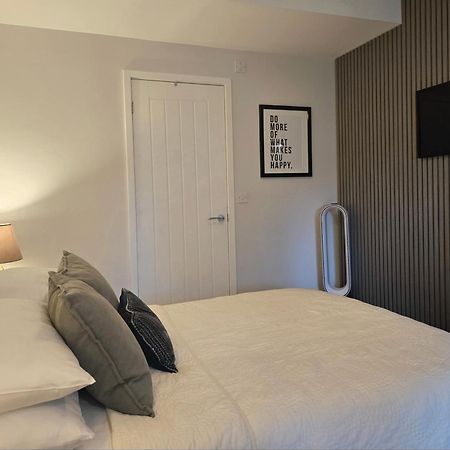 Stylish, Business Traveller Friendly Apartment, With Free Parking And Netflix Farnborough  Exterior photo