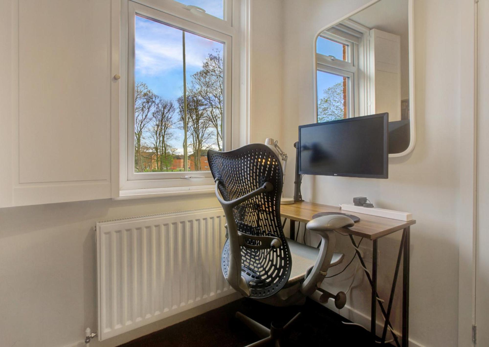 Stylish, Business Traveller Friendly Apartment, With Free Parking And Netflix Farnborough  Exterior photo