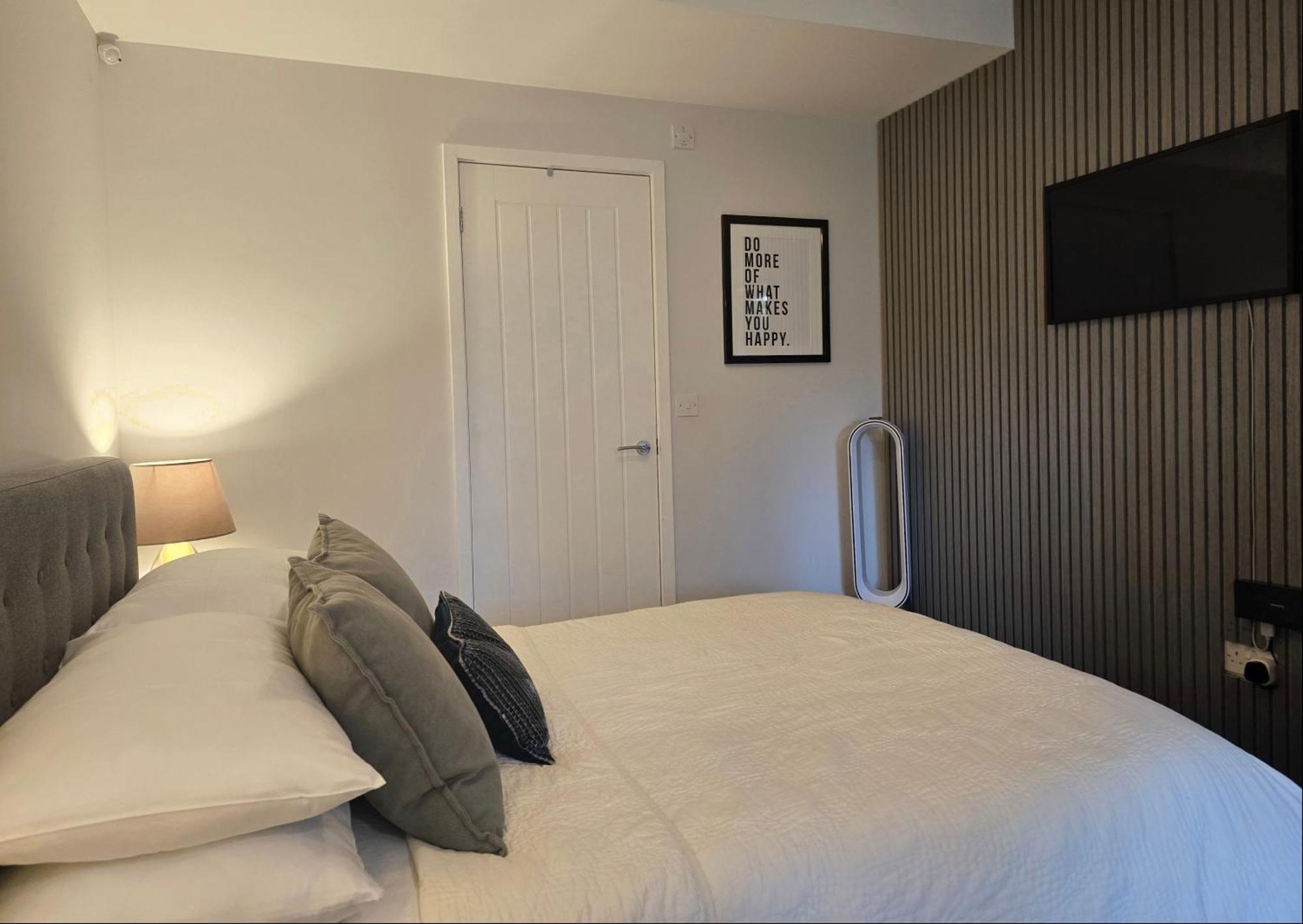 Stylish, Business Traveller Friendly Apartment, With Free Parking And Netflix Farnborough  Exterior photo