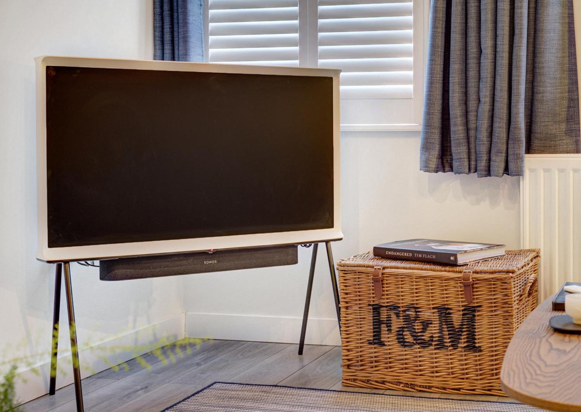Stylish, Business Traveller Friendly Apartment, With Free Parking And Netflix Farnborough  Exterior photo