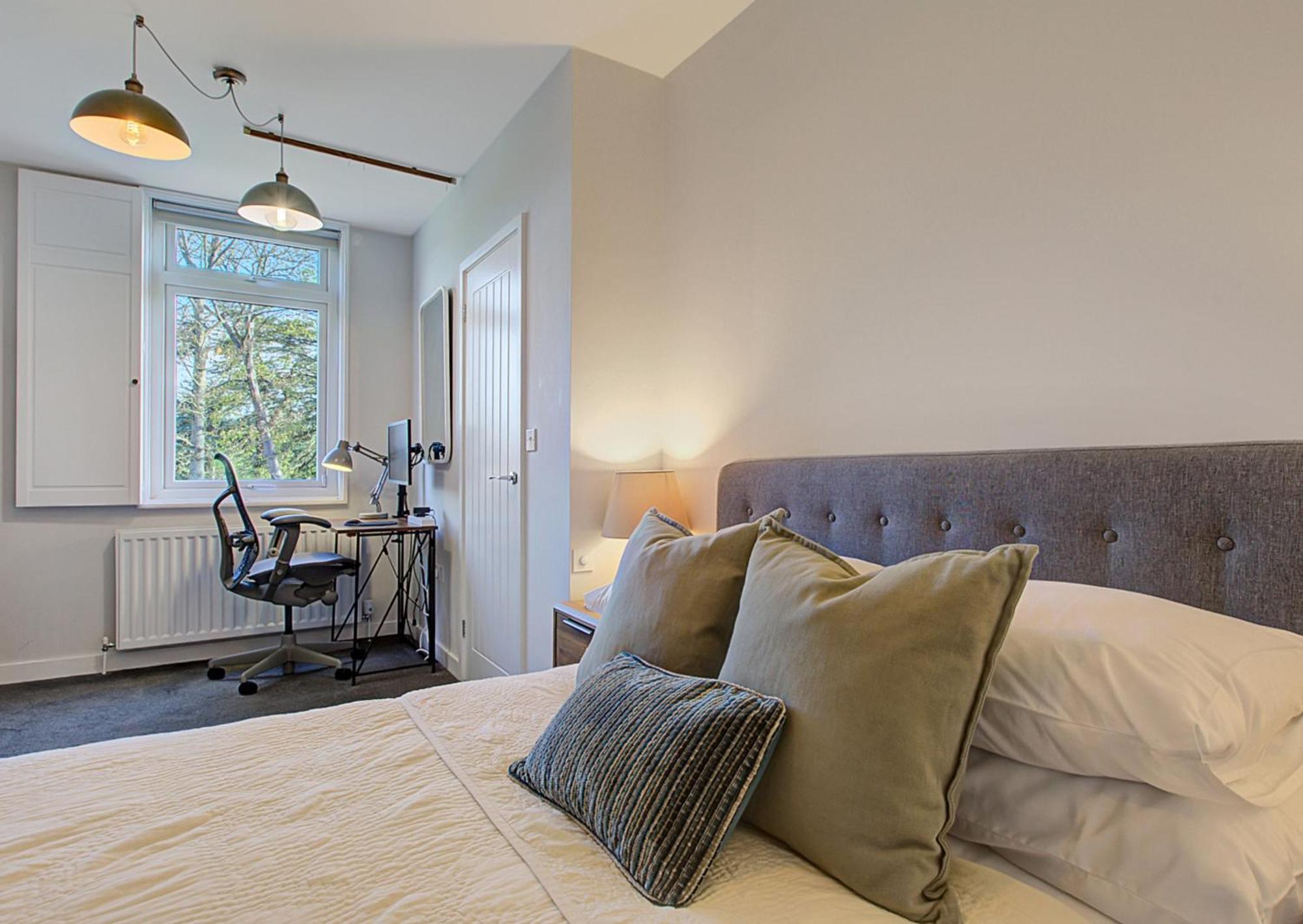 Stylish, Business Traveller Friendly Apartment, With Free Parking And Netflix Farnborough  Exterior photo